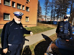 policjant drogówki oraz funkcjonariusz sraży ochrony kolei przed budynkiem Policji w Mikołowie