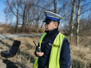 policjant drogówki prowadzi korespondencję przez radiotelefon