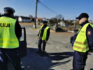 dwóch policjantów oraz strażnik ochrony kolei