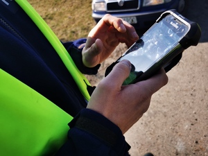 policjant dokonuje sprawdzenia na urządzeniu