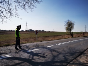 policjant drogówki który zatrzymuje do kontroli samochód