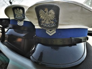 położone na podszybiu czapki policjantów ruchu drogowego