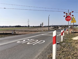 droga, przejazd kolejowy, napis STOP umieszczony przed przejazdem.