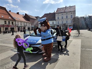 mikołowski rynek, policyjny radiowóz, wokół niego dzieci. Na zdjęciu widać policyjną maskotkę - sierżanta Hektora