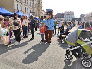 policyjna maskotka-sierżant Hektor, wokół niego ludzi, z tyłu stoiska