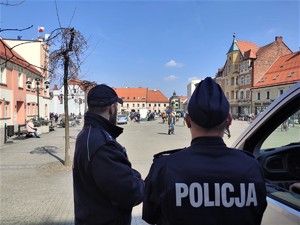 dwóch policjantów patrzy na płytę rynku