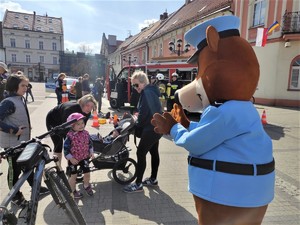 policyjna maskotka zabawia tłum zgromadzony na mikołowskim rynku