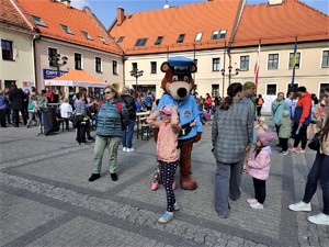 płyta mikołowskiego rynku, tłum ludzi, maskotka zabawia dzieci