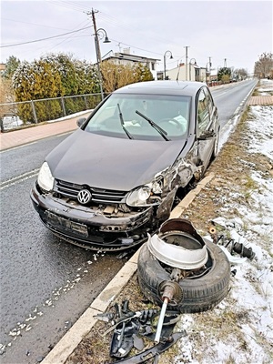 uszkodzona karoseria pojazdu marki volkswagen