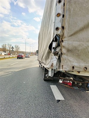 trasa drogi krajowej numer 81, uszkodzona tył pojazdu iveco