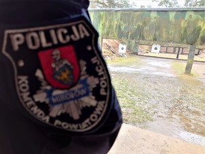 naszywka na mundur: Komenda Powiatowa Policji w Mikołowie, w tle strzelnica
