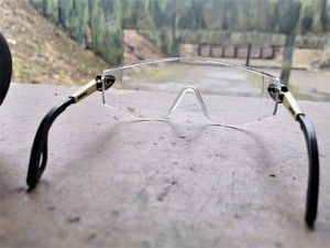 okulary ochronne do strzelania, w tle strzelnica