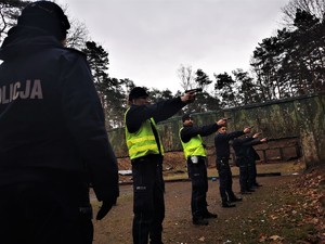 policjanci w trakcie szkolenia strzeleckiego, scena ma miejsce na strzelnicy w Żorach