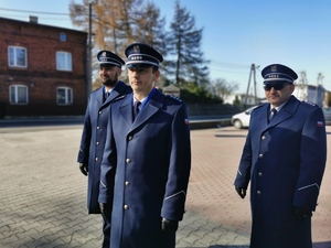 policjanci w mundurach wyjściowych na parkingu przed wejściem na teren kościoła