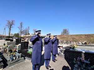 trzech policjantów jednocześnie oddaje hołd poległym