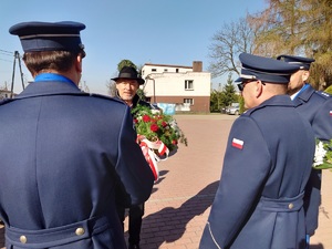 Starosta Mikołowski wita się z policjantami