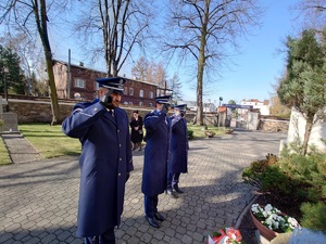 policjanci oddają hołd poległym w 1940 roku