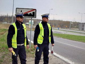 dwóch policjantów drogówki w odblaskowych kamizelkach