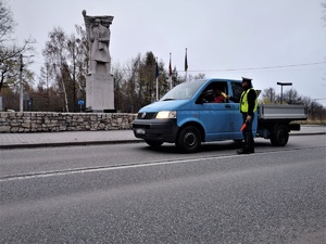 Łaziska Górne, droga przy pomniku, kontrola samochodu koloru niebieskiego