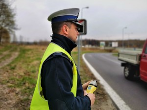 policjant drogówki w Łaziskach Górnych, trzyma w ręce alkomat