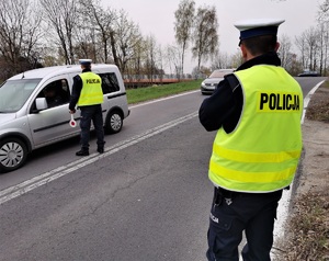 policjanci drogówki kontrolują samochody