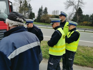 policjanci kursu rozmawiają z kierowcą ciężarówki. Scena ma miejsce w Orzeszu