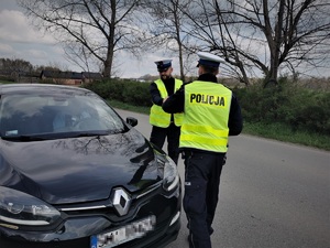 dwóch policjantów drogówki zatrzymało samochód do kontroli