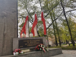 zdjęcie trzech flag państwowych. Pomnik Ofiar Faszyzmu w Mikołowie