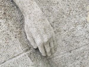 dłoń - płaskorzeźba na Pomniku Ofiar Faszyzmu w Mikołowie