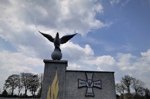 rzeźba ptaka na pomniku w Łaziskach Górnych