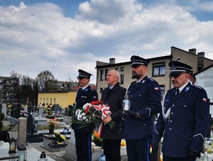 stojący w rzędzie uczestnicy uroczystości, wśród nich policjanci