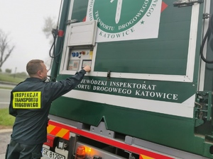 funkcjonariusz transportu drogowego przygotowuje sprzęt do kontroli samochodów ciężarowych