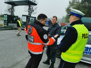 przedstawiciele służb: pogotowia, transportu drogowego i Policji rozmawiają ze sobą