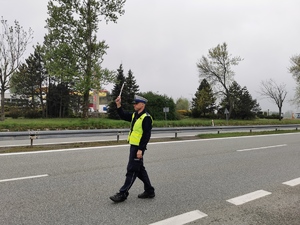 policjant drogówki zatrzymuje do kontroli samochód