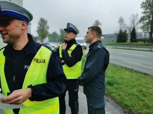 na zdjęciu widać dwóch policjantów oraz funkcjonariusza transportu drogowego stojących przy trasie