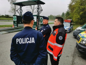 policjanci rozmawiają z dyrektorem pogotowia ratunkowego