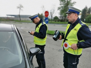 policjanci rozmawiają z kierowcą osobówki