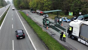 ujęcie z drona: fragment drogi krajowej w Orzeszu, obok parking, na nim pojazdy służb oraz kontrolowane samochody