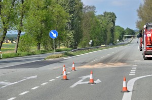 trasa DK 81 kierunek Katowice, pachołki drogowe rozstawione na drodze, pojazdy straży pożarnej