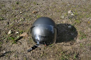 leżący na ziemi kask motocyklisty