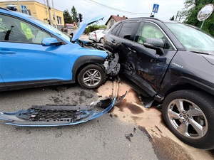 dwa samochody osobowe, które zderzyły się ze sobą