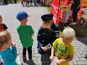 policjantka wśród dzieci