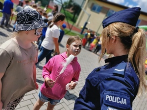 policjantka wśród dzieci