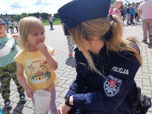 policjantka wśród dzieci