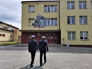 policjanci w mundurach wyjściowych zmierzają do szkoły