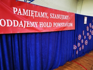 przywieszony baner z napisem: PAMIĘTAMY, SZANUJEMY - ODDAJEMY HOŁD