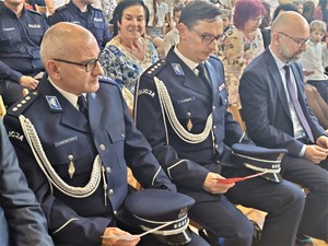 siedzący obok siebie policjanci podczas akademii