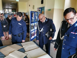 policjanci oglądają zbiory szkolne zebrane przez kilkadziesiąt lat