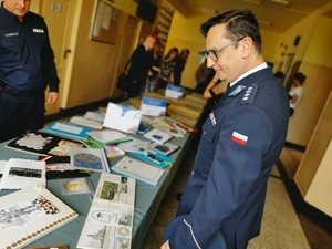 policjanci przeglądają wystawę zbiorów historycznych