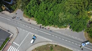 zdjęcie z drona, a nim policyjny radiowóz oraz uczestnicy biegu i zabezpieczenia, Łaziska Górne